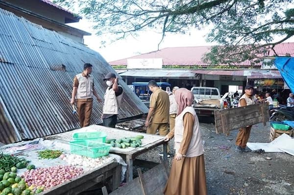 Tata Ulang Pasar Jantho, Petugas Bongkar Lapak PKL yang Tempati Badan Jalan