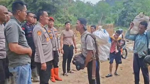 Kapolres Gayo Lues Borong Hasil Panen Petani Korban Banjir di Pining
