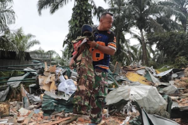 Kisah Heroik Sertu Hamzah, Tetap Bertugas meski Istri Meninggal Tertimpa Longsor 